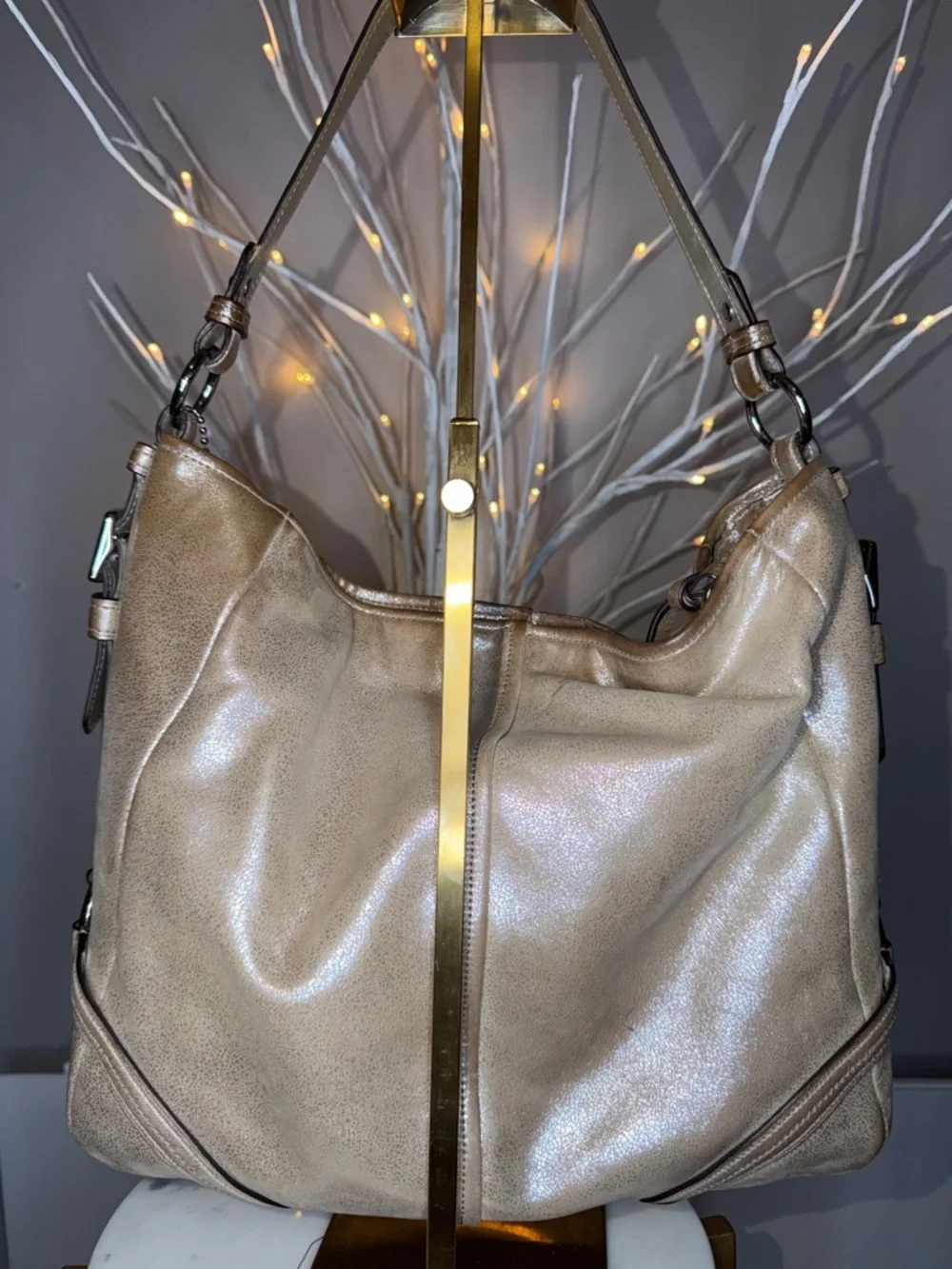 Coach EUC luxurious soft cream w/gold undertone shoulder bag with adj strap - Picture 6 of 13